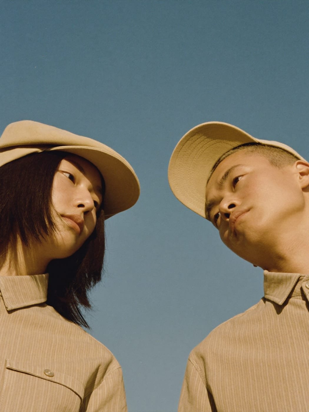 Modelo feminina e modelo masculino usando a mesma peça do Drop 03