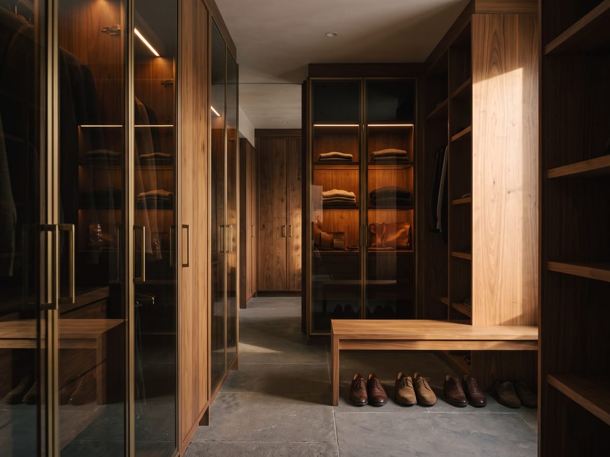 Closet Alameda, em carvalho com portas de vidro fumê