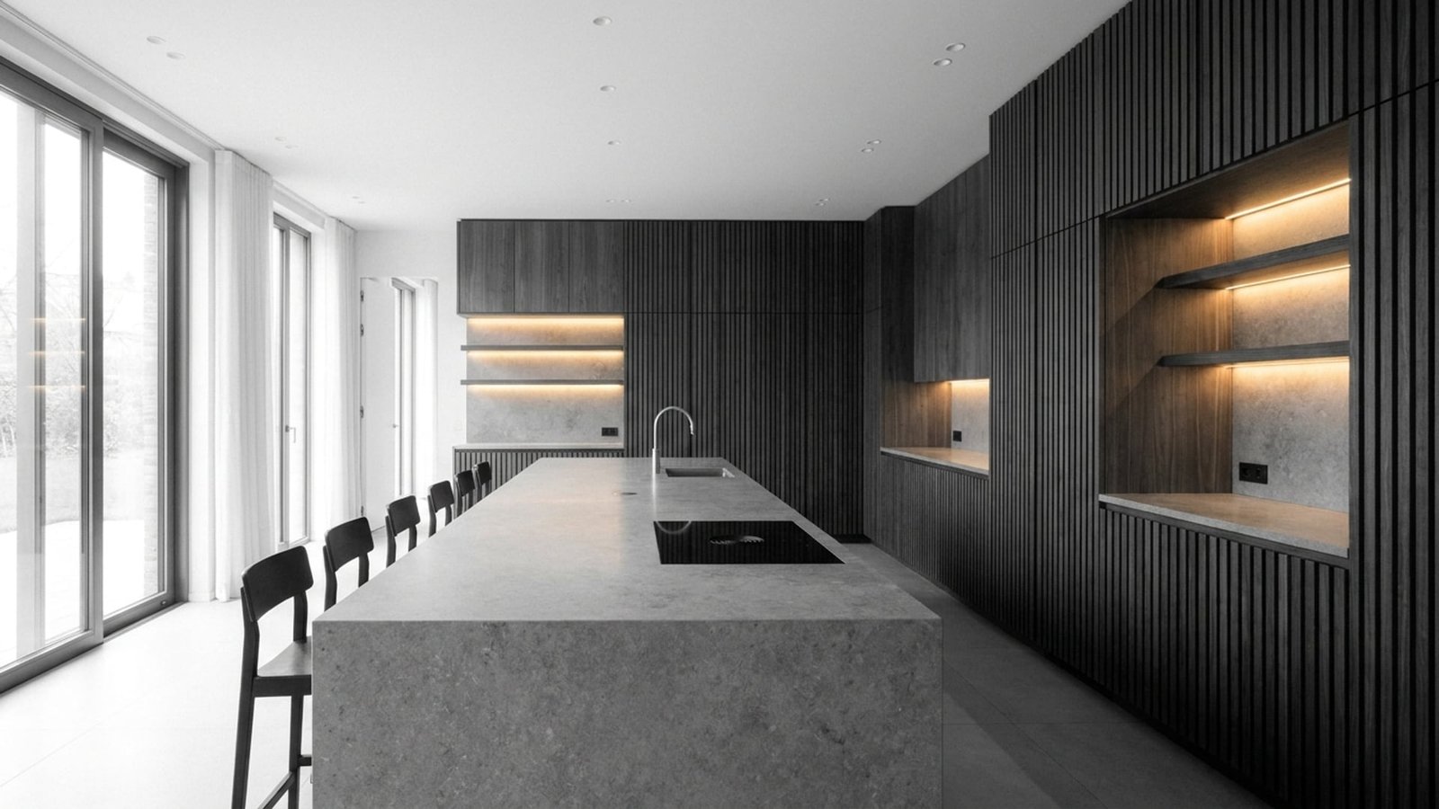 Cozinha planejada Morattá com ilha, ripado vertical e iluminação embutida