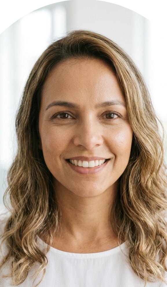 Marina Bastos sorrindo com material lúdico usado na consulta